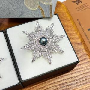 Broche Tournesol Haut de Gamme Entièrement Sertie de Diamants, Polyvalente et Élégante pour Costumes et Pulls – Nouveau Style - Product Image 2