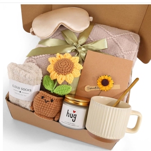 Ensemble cadeau transfrontalier : couverture, serviette, couette, tasse, bougie parfumée, chaussettes - Product Image 2