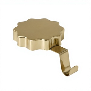 Soporte de exhibición de sobremesa para calcetines navideños, decoración festiva para el hogar, gancho para calcetines de metal con acabado dorado y diseño irregular. - Product Image 1