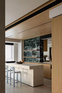 Gabinete de Cocina Moderno Personalizado con Isla de Madera Sólida de Lujo y Mármol, Diseño Sofisticado para Espacios Exclusivos - Product Image 2