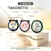 Insignia Inteligente Magnética Creativa 2026 con Pantalla HD y Luz LED de Colores, Insignia Digital Portátil para Almacenamiento de Fotos Selfie y Regalos