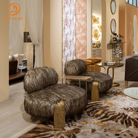 Fauteuil lounge moderne et moelleux avec base texturée en forme de tronc d'arbre, siège d'appoint de style Wabi-Sabi organique pour hôtel boutique et galerie d'art