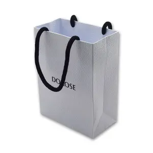 Venda por atacado personalizado impresso seu próprio logotipo embalagem branco marrom saco de papel de artesanato de presente com fita alças