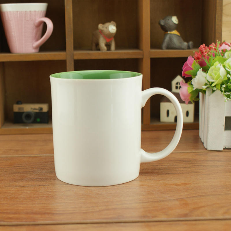 ถ้วยนมสีเขียวเข้ม