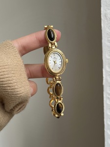 Vintage gouden dameshorloge met retro quartz uurwerk, wijzerplaat van glas, gekleurde edelstenen, luxe gepersonaliseerde kleine ovale kast van legering, schattig - Product Image 3
