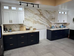 ตู้ครัวไม้จริงแบบ RTA สไตล์อเมริกัน สีน้ำเงินกรมท่า เงาสูง สไตล์เชคเกอร์ ปิดแบบนุ่มนวล จากเวียดนาม - Product Image 5