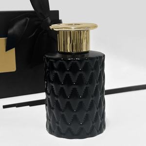 Diffuseur cylindrique élégant en diamant noir avec construction en verre et en plastique et boîte cadeau personnalisée - Product Image 2