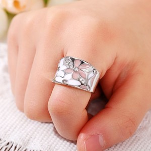 Anello a fascia larga con design floreale, stile creativo, per donna - Product Image 3