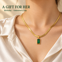 Collier pendentif en acier titane plaqué or PVD avec diamant émeraude, en stock, vente en gros d'usine, cadeau d'anniversaire, de Saint-Valentin ou de mariage