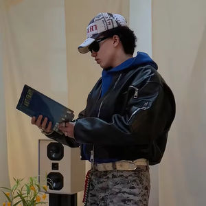 جاكيت جلدي مخصص بشعار مطرز عالي الجودة، سترة رياضية خارجية سميكة بسحاب وتصميم قصير - Product Image 3