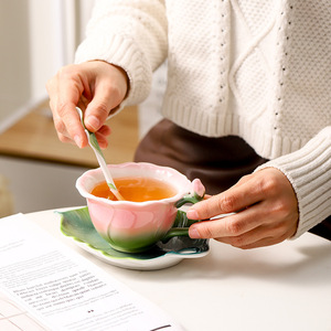 ชุดแก้วกาแฟเซรามิกรูปทรงดอกไม้พร้อมจานรอง |   ถ้วยชาลายดอกไม้สุดสร้างสรรค์พร้อมช้อน |   ชุดกาแฟของขวัญสำหรับงานแต่งงานและตกแต่งบ้าน - Product Image 1