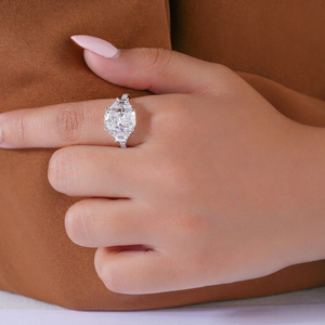 Bague à trois pierres en diamant de laboratoire brillant allongé de forme coussin, avec pierre centrale certifiée IGI et pavé de diamants trapézoïdaux latéraux - Product Image 1