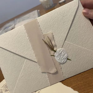 Biglietto di Ringraziamento di Lusso Personalizzato in <span class=keywords><strong>Carta</strong></span> Speciale Ecologica Beige con Lavorazione Artigianale 3D a Rilievo e Busta Porta Biglietto con Fiore di Rosa - Product Image 1