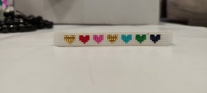 Bracelet artisanal Sstringz en perles Miyuki Delica multicolores sur base blanche avec cœurs dorés, rouges, roses, turquoise, verts et bleu marine - Product Image 6