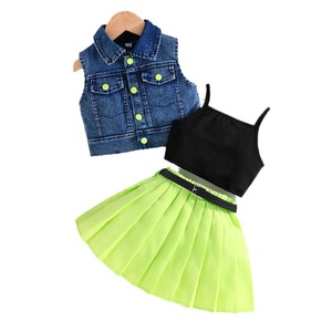 Nouvel ensemble quatre pièces tendance pour fille : débardeur, culotte à bretelles, jupe plissée verte et ceinture - Product Image 1