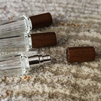 Flacon pulvérisateur de parfum cylindrique en verre de 10 ml, rechargeable, avec atomiseur et couvercle en bois, pour crème visage et soin de la peau, diffuseur à bâtonnets inclus