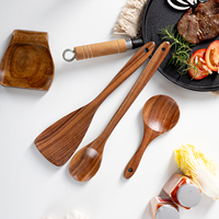 Ensemble d'ustensiles de cuisine en bois de teck durable, design élégant, comprenant des cuillères, un passoire, un fouet, une casserole