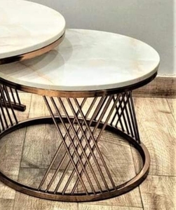 Tables gigognes rondes de luxe en marbre avec base en fil de fer doré élégante - Product Image 3