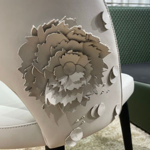 Chaise de salle à manger en bois massif sculpté de style britannique, personnalisable, avec revêtement en cuir léger, idéale pour la réception - Product Image 4