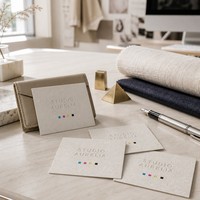 Carte florale suspendue en papier artistique personnalisé avec trou, impression offset en relief pour boîtes cadeaux et mariages, étiquette cadeau à faible MOQ