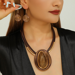 Ensemble collier et boucles d'oreilles sportif et artistique avec pendentif goutte d'eau en résine et chaîne en corde plastique tendance - Product Image 1