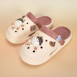 By-1610 Sandales Crocs pour femmes, à bout fermé, antidérapantes, à semelle épaisse, motif 'Petite boule de charbon' en forme de cœur, pour l'été, la plage et toutes saisons - Product Image 1