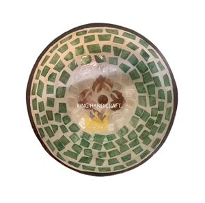 Bol en noix de coco fait main, design mosaïque verte, style bohème traditionnel, vaisselle artisanale, cadeau du Vietnam - Product Image 1