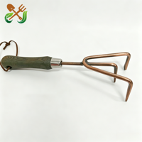 Râteau de jardinage manuel multifonctionnel en acier inoxydable à 3 dents pour usage industriel et agricole, outil de désherbage à main en bois