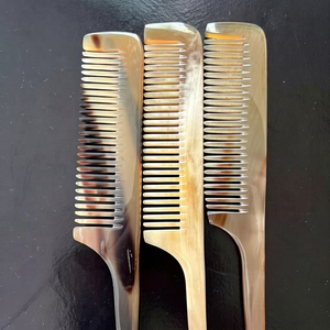 หวีด้ามโค้งทำจากเขาสัตว์ธรรมชาติ ดีไซน์พิเศษ อุปกรณ์ดูแลเส้นผม - Product Image 1