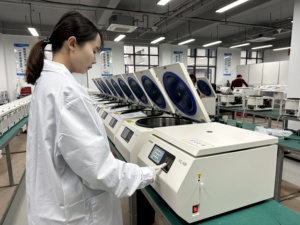 Centrífuga de Laboratório Portátil de Baixa Velocidade <span class=keywords><strong>6000</strong></span> <span class=keywords><strong>RPM</strong></span> com Grande Capacidade Máxima de 4*750ml Display LCD 110/220-240V - Product Image 5