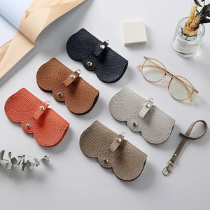 อุปกรณ์เดินทางสำหรับปีนเขา กระเป๋าใส่แว่นกันแดด PU แบบใหม่ กล่องใส่แว่นตาแบบพกพา ปลอกคลุมแว่นกันแดด คลิปหนีบแว่นตาแบบน่ารัก - Product Image 3