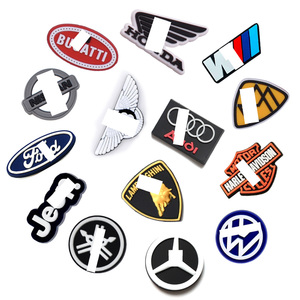 Abalorios de PVC con logotipo propio de la decoración de zapatos, venta al por mayor, accesorios de lujo personalizados para coches de marca, abalorios de zapatos para zuecos de adultos - Product Image 1