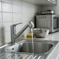 Robinet de cuisine moderne avec corps en alliage de zinc et noyau en céramique pour le chauffage et le refroidissement, adapté aux cuisines d'hôtels et d'appartements