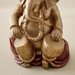Statue de Ganesh assis en céramique avec un design de portrait de Dhol - Product Image 2