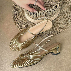 Sandalias Doradas con Tiras Tejidas para Mujer, Estilo Veraniego Tiras con hebilla en la parte trasera, tacones gruesos, suela ligera y transpirable. - Product Image 1