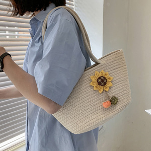 Sac fourre-tout en paille tressée pour femme, forme seau avec décor tournesol, sac de plage d'été, style minimaliste, usage quotidien - Product Image 3