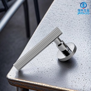 Manija de puerta Jiehao Lever Lock de latón cepillado con cilindro de llave para instalación en puertas interiores - Product Image 4