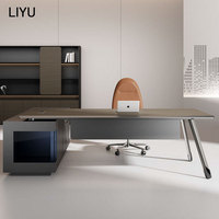 Bureau de direction moderne convertible en L avec plateau épaissi, boîte de câblage multimédia, écran de confidentialité et armoire de rangement
