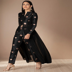 Ensemble de mariage brodé non cousu pour la mère de la mariée, élégant, en velours, 3 pièces : chemise, dupatta et pantalon en dentelle - Product Image 3