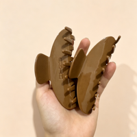 CHUJIAN Pince à Cheveux Premium Faite à la Main en Acétate Marron Uni avec Motif Sculpté, Pince Requin Écologique et Durable à Maintien Fort