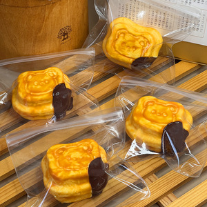 ของเล่นบีบลดความเครียดรูปขนมปังหมีเท็ดดี้และวีลเค้ก ทำจากซิลิโคนเกรดอาหาร ขนาด 8 ซม. สำหรับเด็กอายุ 5-7 ปี เป็นของเล่นยอดนิยมสำหรับทุกวัย - Product Image 1