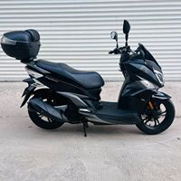 Scooter à essence SYM Cruisym 150 d'occasion, 150cc, confortable pour les trajets quotidiens, moto à pédales à vendre