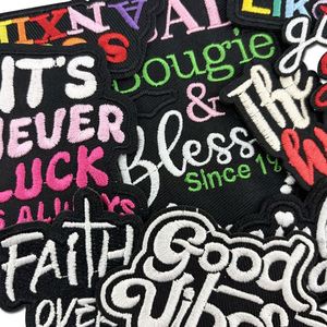 Patchs thermocollants brodés à bordure noire, avec des mots colorés sur le thème 'Anxiété sociale, Bonnes vibrations, Ils ne nous aiment pas', pour la décoration de chapeaux et sacs - Product Image 3