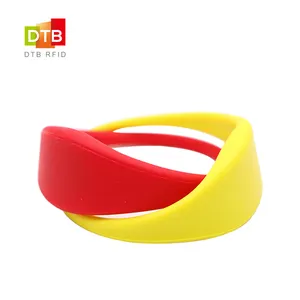 CMYK In Ấn Tùy Chỉnh Chip NTAG 213/215/216 NFC Silicone RFID Wristband 1356MHz Cho Các Sự Kiện