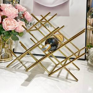 Estante para Vino en Forma de Pirámide Dorada, Mueble Metálico, Soportes Resistentes, Diseño Único y Lujoso, Proveedor de Alta Calidad - Product Image 5