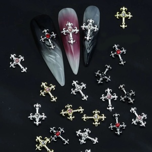 Decoración de Uñas Estilo Punk Oscuro con 6 Rejillas de Aleación en Forma de Corazón, Textura Metálica y Cruz de Diamantes de Imitación - Product Image 4