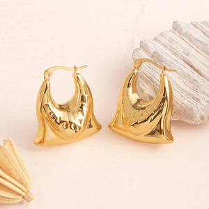 Anting Hoop Wanita Model Tak Beraturan - Perhiasan <span class=keywords><strong>Statement</strong></span> Bentuk Tas dari Baja Anti Karat Berlapis Emas 18K - Product Image 2