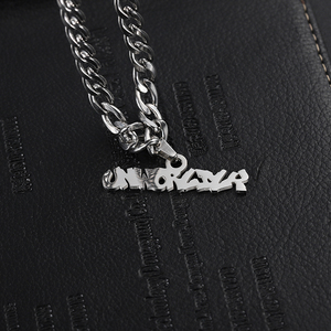 صمم وصنع قلادة معدنية خاصة بك بشعار مكتوب من الفولاذ المقاوم للصدأ بلون فضي مع سلسلة - Product Image 4