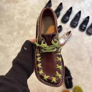 Chaussures plates pour femmes en cuir végétalien de haute qualité, style Derby, à bout carré, décontractées, rétro, britanniques, fabriquées sur mesure - Product Image 6