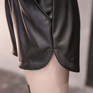 Pantalones cortos de cuero FOXA para mujer, micro mini de piel sintética negra con bolsillos, material satinado - Product Image 5